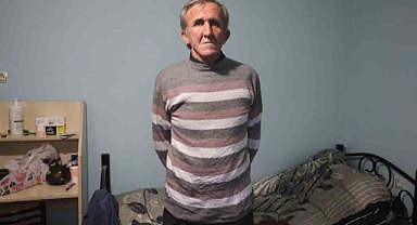 Eşi evi terk edince düzeni bozulan baba, evlatlarını aynı çatı altında kavuşturmak istiyor