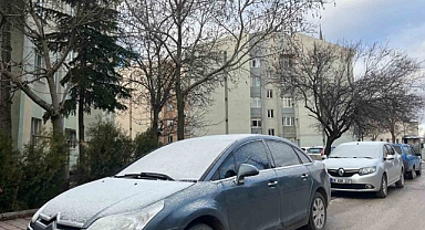 Eskişehir’in yüksek kesimlerindeki araçlar beyaza büründü