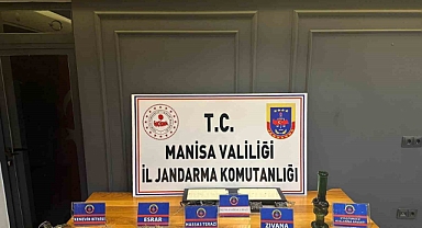 Evinde iklimlendirme sistemiyle kenevir yetiştirmiş