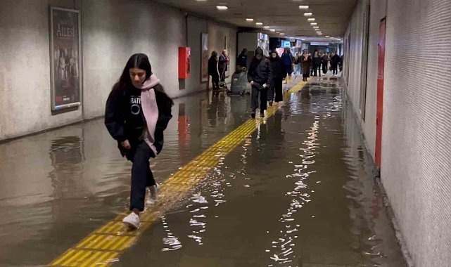Fatih’te Metro’nun yaya alt geçidini su bastı: Vatandaş su içinde yürümek zorunda kaldı