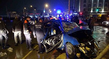 Feci kaza kavşakta çarpışan 2 araç hurdaya döndü: 4 yaralı