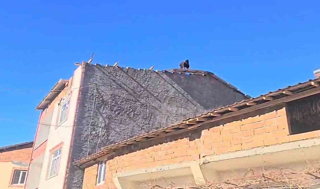 Fırtına Adıyaman’da çatıları uçurdu, ağaçları söktü