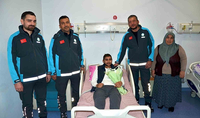 Geçirdiği boğulma tehlikesi sonrası kurtulamayacağı söylenen genç yaşama tutundu
