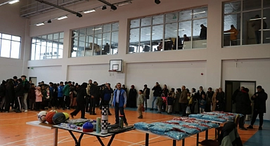 Gençlere spor malzemesi hediye edildi