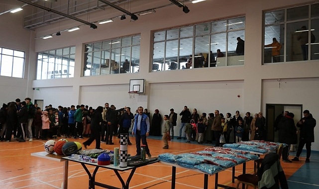 Gençlere spor malzemesi hediye edildi