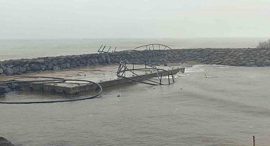 Giresun’da fırtına balık kafeslerini kıyıya sürükledi