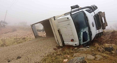 Hafriyat kamyonu şarampole devrildi: 1 yaralı