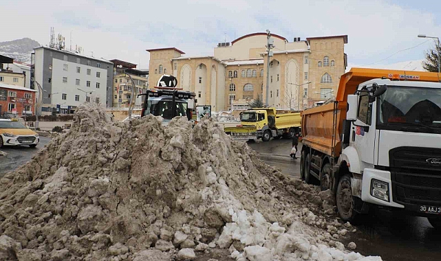 Hakkari’deki kar yığınları şehir dışına çıkarıldı