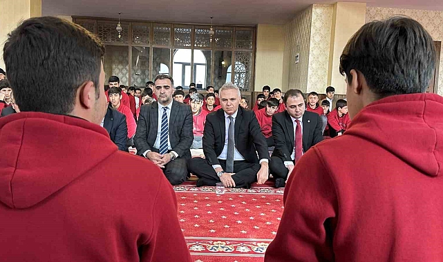 Hakkari Yüksekova'da Kur'an-ı Kerim'e geçen öğrenciler için tören