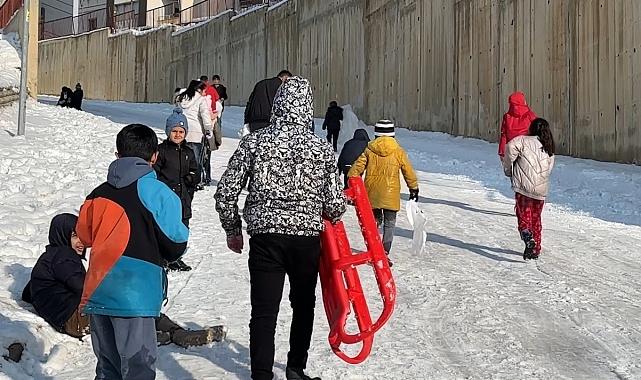 Hakkari'de çocukların kayak keyfi