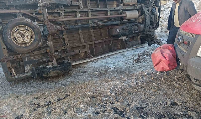 Hakkari'de öğretmen servisi devrildi: 12 yaralı