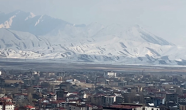 Hakkari'nin Yüksekova ilçesinin etrafını saran dağlar karla kaplandı