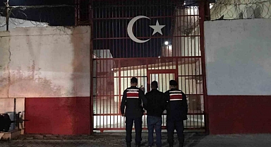 Hakkında 15 yıl hapis cezası bulunan şahıs yakalandıAydın’ın Çine ilçesinde 3 suçtan aranan ve hakkında 15 yıl 10 ay 12 gün kesinleşmiş hapis cezası bulunan şahıs yakalandı.