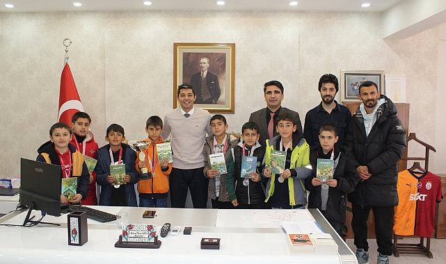 Hamur Kaymakam Mahir sporculara kitap hediye etti