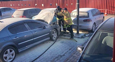 Hastane bahçesinde park halindeki otomobil alev aldı