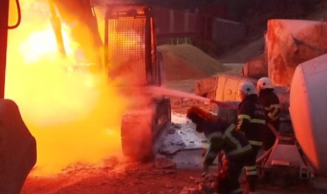 Hatay’da iş makinesi alevlere teslim oldu