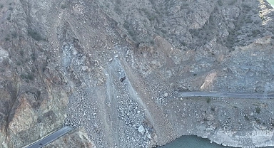 Heyelanın kapattığı yol trafiğe açılıyor