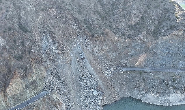 Heyelanın kapattığı yol trafiğe açılıyor