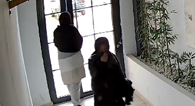 Hırsızlık amacıyla apartmana giren kadınlar güvenlik kamerasına yakalandı