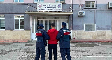 Hırsızlık suçundan aranan şahsı jandarma yakaladı