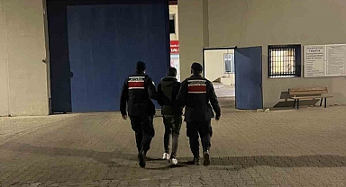 Hırsızlık suçundan aranan şahsı jandarma yakaladı