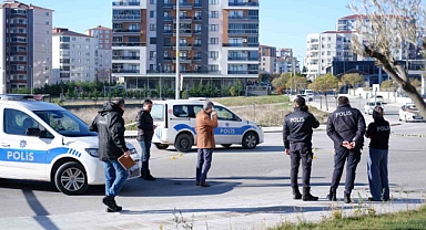 Husumetliye silahlı saldırı kamerada: 2 yaralı