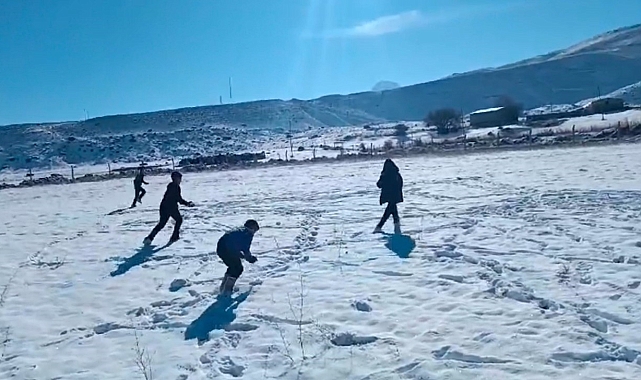 Iğdır'da kar yağışı sonrası çocuklar eğlenceli anlar yaşadı