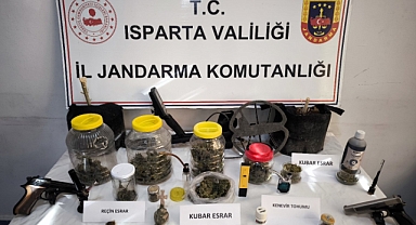 Isparta’da 3 eve uyuşturucu baskını