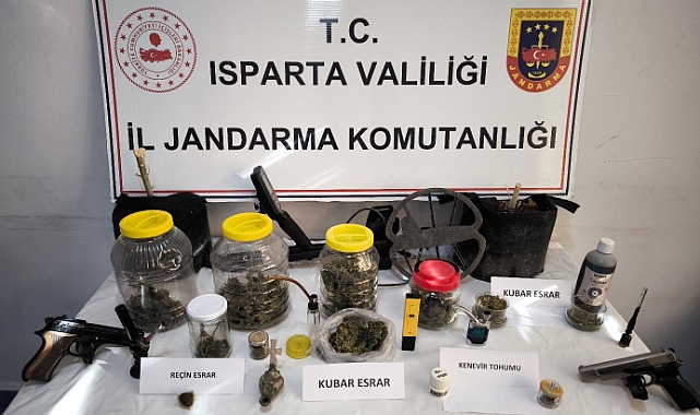 Isparta’da 3 eve uyuşturucu baskını