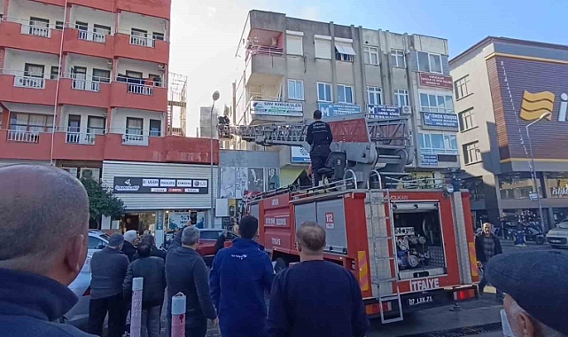 İtfaiye ekipleri ev yangınına balkondan girerek müdahale etti
