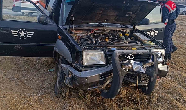 Kamyonet trafik ışığı direğine çarptı: Sürücü ağır yaralı