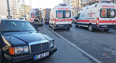 Kamyonun otomobili sürüklediği kazada 4 yaralı