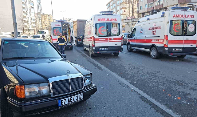 Kamyonun otomobili sürüklediği kazada 4 yaralı