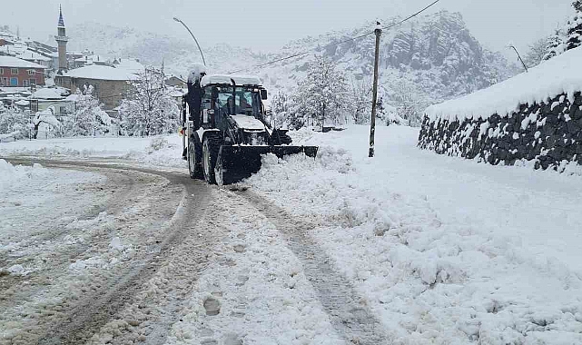 Kar kalınlığının yarım metreyi bulduğu bölgelerde mücadele sürüyor