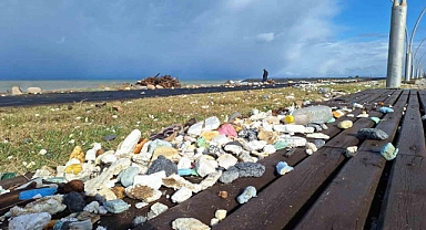 Karadeniz’in hırçın dalgaları Trabzon’da sahildeki yürüyüş yoluna zarar verdi