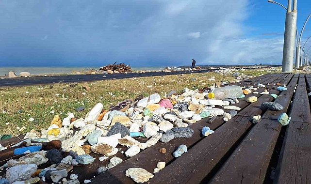 Karadeniz’in hırçın dalgaları Trabzon’da sahildeki yürüyüş yoluna zarar verdi