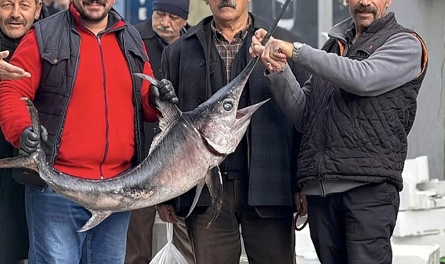 Karadeniz'den Erzincan'a gelen Kılıçbalığıyla poz verdiler