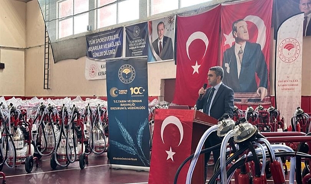 Karayazı’da üreticilere süt sağım makinesi desteği