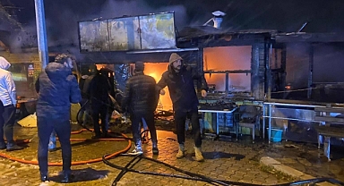 Karayolu kenarındaki çay ve gözleme tesisi yandı