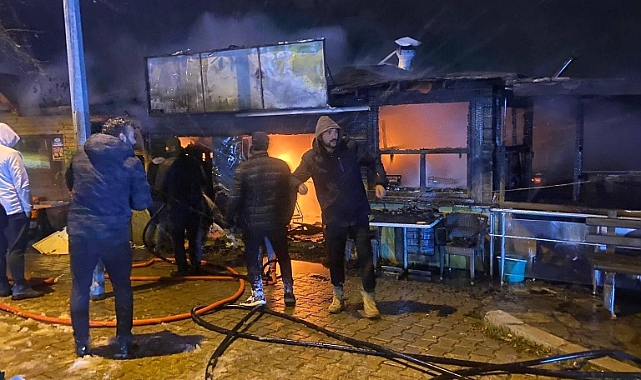 Karayolu kenarındaki çay ve gözleme tesisi yandı