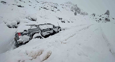 Karda mahsur kalan araçlar kurtarıldı