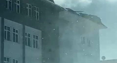 Karlıova’da fırtına çatıyı uçurdu