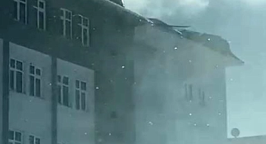 Karlıova’da fırtına çatıyı uçurdu