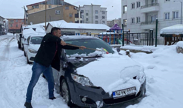 Karlıova'da kar esareti: Belediye ekipleri kar birikintilerini kamyonlarla taşıyor
