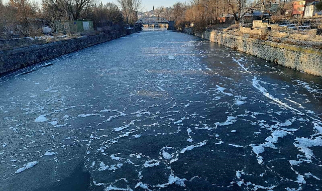 Kars eksi 12'yi gördü, her yer buz tuttu