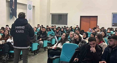 Kars’ta polis 700 üniversite öğrencisine narkotik eğitim verdi