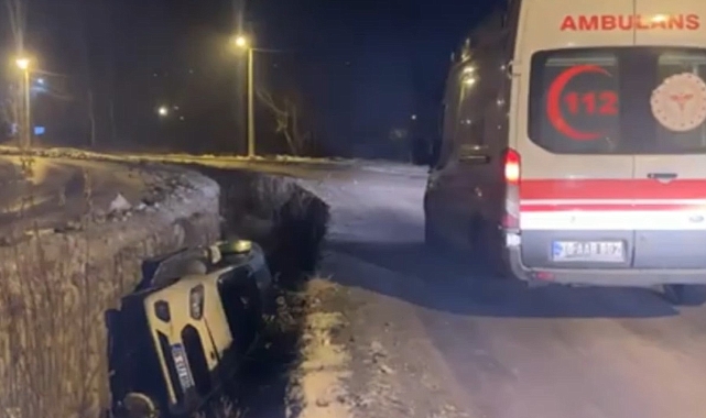 Kaygan yolda kontrolden çıkan araç kaza yaptı: 3 yaralı