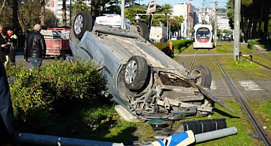 Kazaya karışan otomobil tramvay yoluna devrildi, facianın eşiğinden dönüldü