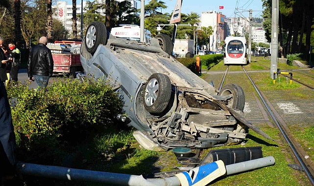Kazaya karışan otomobil tramvay yoluna devrildi, facianın eşiğinden dönüldü