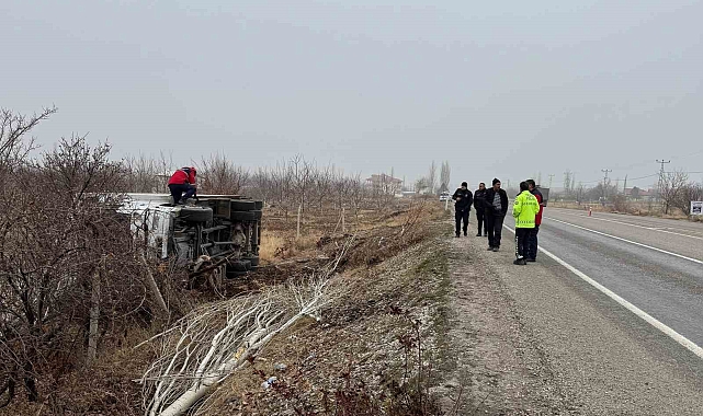 Kontrolden çıkarak devrilen kamyonun sürücüsü yaralandı
